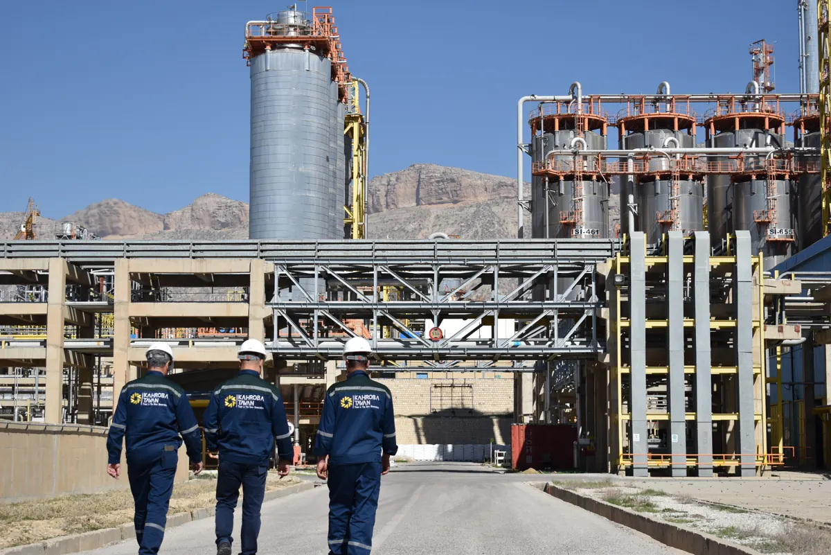 Maintenance crew walking toward process units at Ilam petrochemical complex
