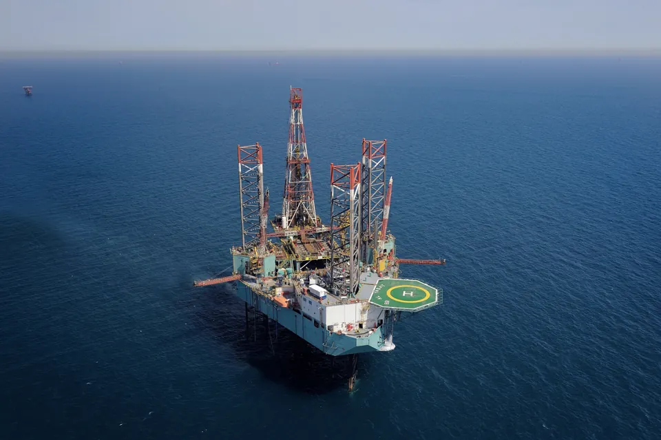 Alvand jack-up drilling rig at sea